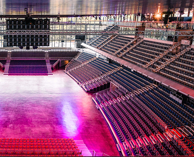 Leere Arena der Max-Schmeling-Halle in pinkes Licht getaucht.