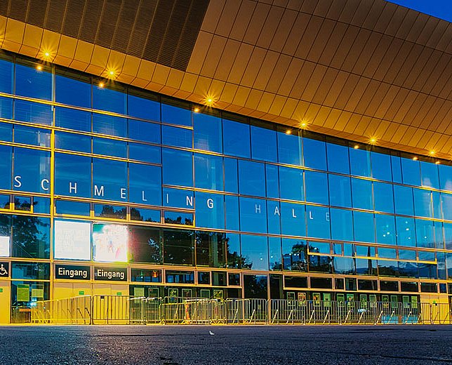 © Markus Werner Fassade und Vorplatz der Max-Schmeling-Halle mit LED Lichtern.