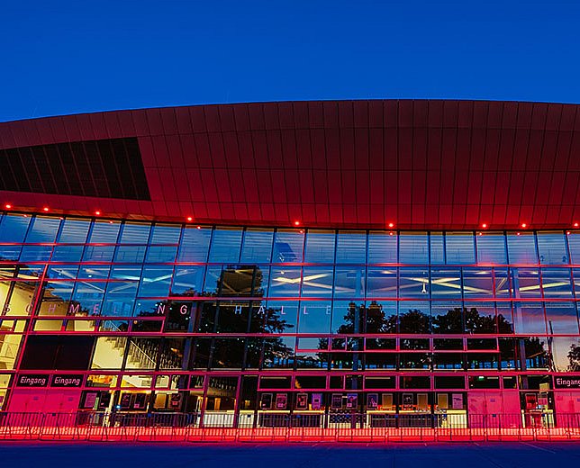 © Markus Werner Fassade der Max-Schmeling-Halle mit leuchtenden LED's.