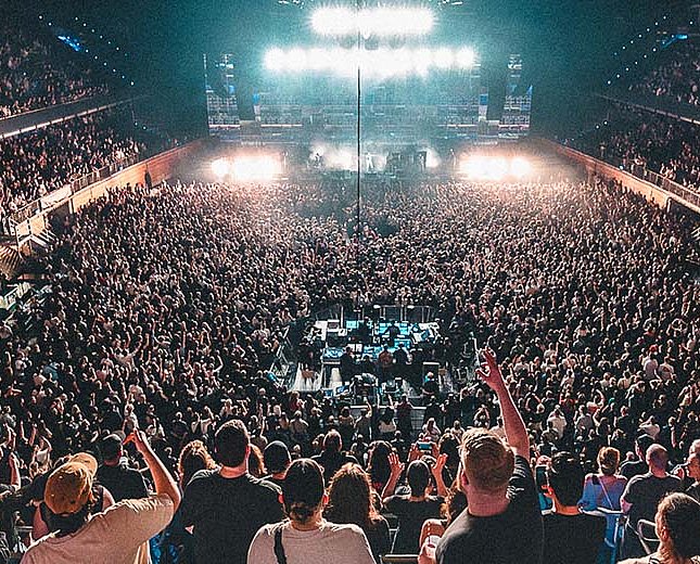 © Andreas Budtke Kraftklub - sold out - in der Max-Schmeling-Halle 2026 Volle Max-Schmeling-Halle mit gut gelaunten Menschen.