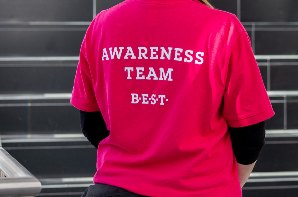 Die Rückansicht des Shirts des Awareness Teams