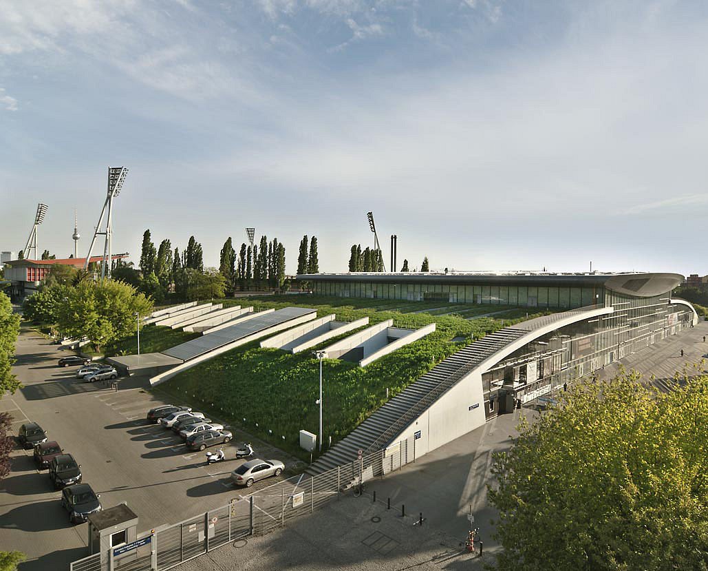 © Sebastian Greuner Grünes Dach der Max-Schmeling-Halle.