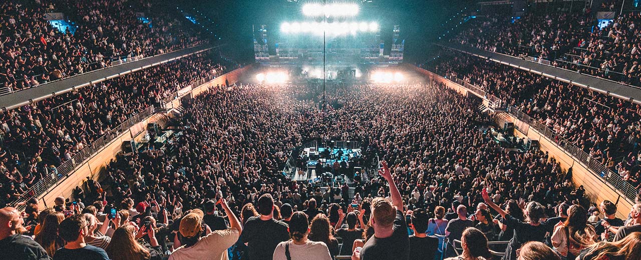 © Andreas Budtke Kraftklub - sold out - in der Max-Schmeling-Halle 2026 Volle Max-Schmeling-Halle mit gut gelaunten Menschen.