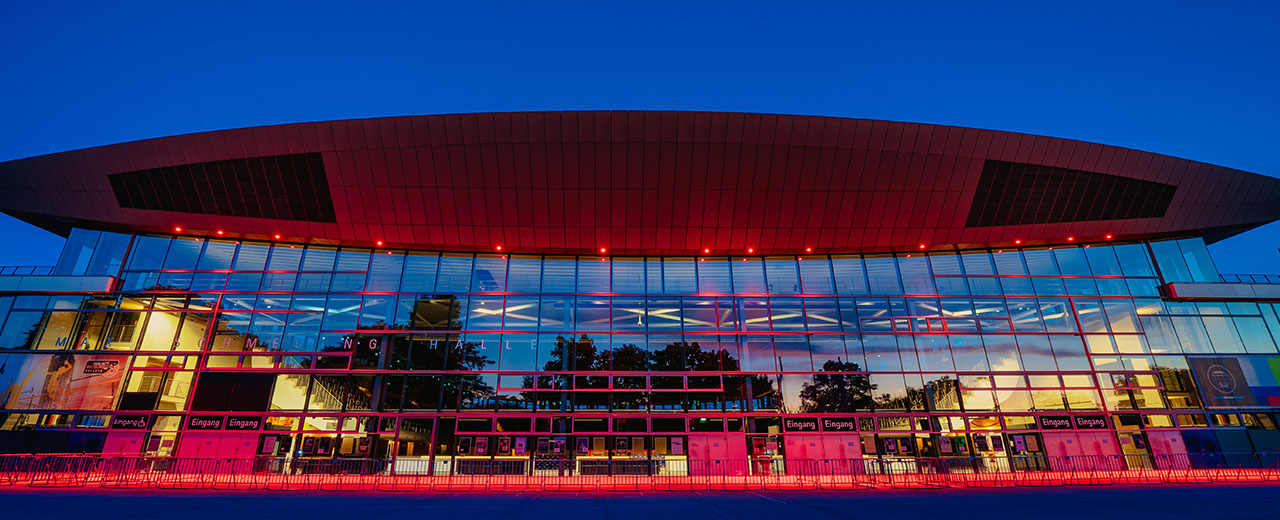 © Markus Werner Fassade der Max-Schmeling-Halle mit leuchtenden LED's.