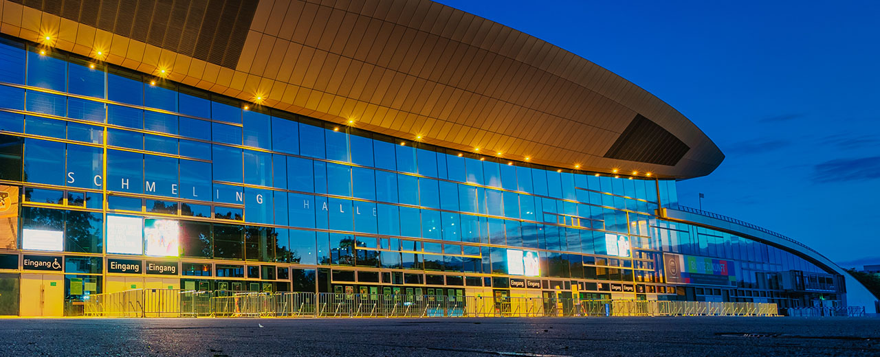 © Markus Werner Fassade und Vorplatz der Max-Schmeling-Halle mit LED Lichtern.