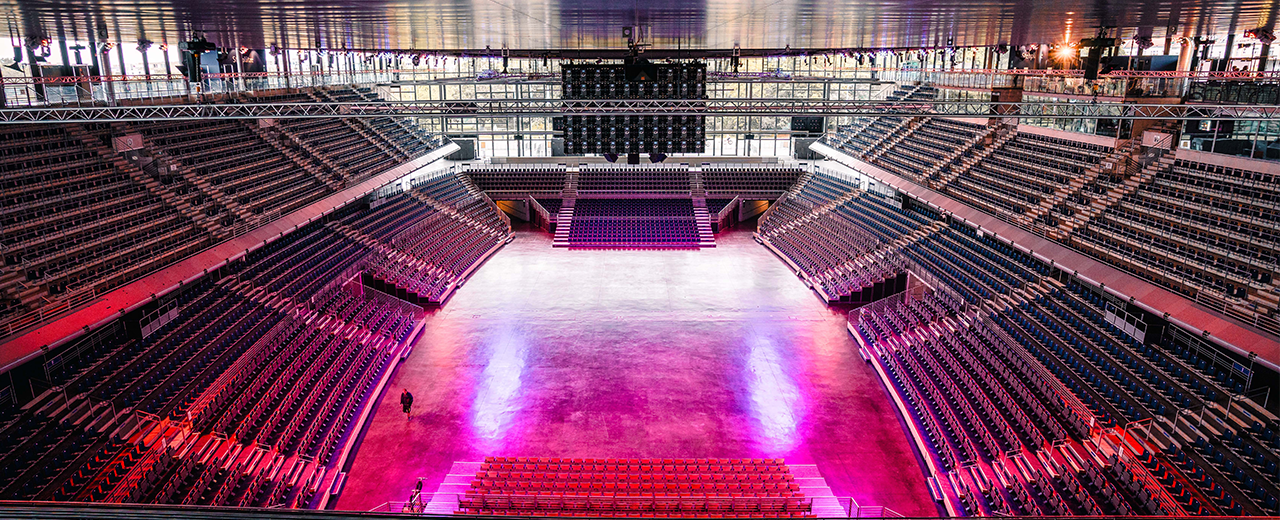 Leere Arena der Max-Schmeling-Halle in pinkes Licht getaucht.