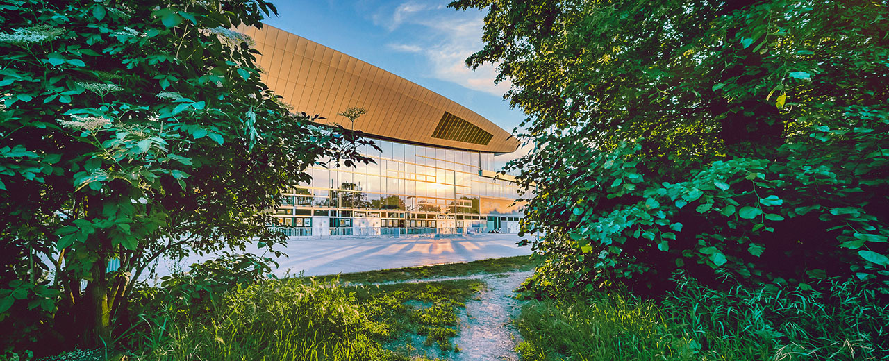 Max-Schmeling-Halle im Grünen.